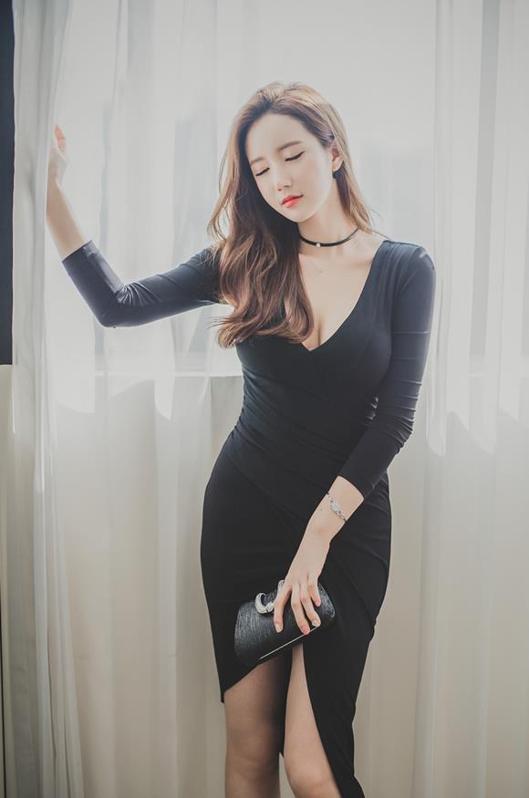 黑色开衩连衣裙气质OL美女大胆写真(4)(点击浏览下一张趣图)