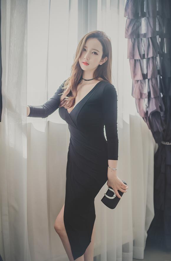 黑色开衩连衣裙气质OL美女大胆写真(5)(点击浏览下一张趣图)