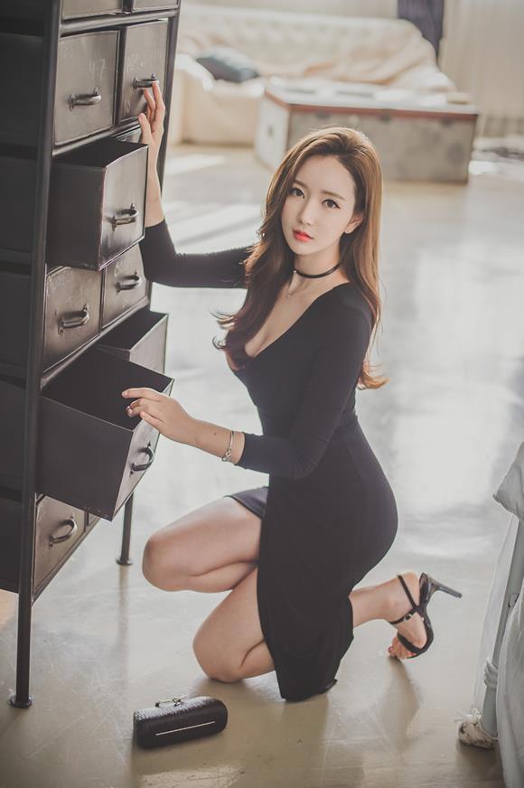 黑色开衩连衣裙气质OL美女大胆写真(7)(点击浏览下一张趣图)