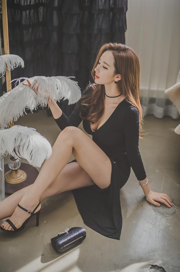 黑色开衩连衣裙气质OL美女大胆写真(8)(点击浏览下一张趣图)