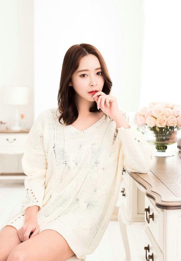 极品美女白色毛衣私密闺房清新写真(3)(点击浏览下一张趣图)