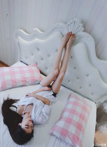 性感白衬衫美女修长美腿诱惑私房照(6)(点击浏览下一张趣图)