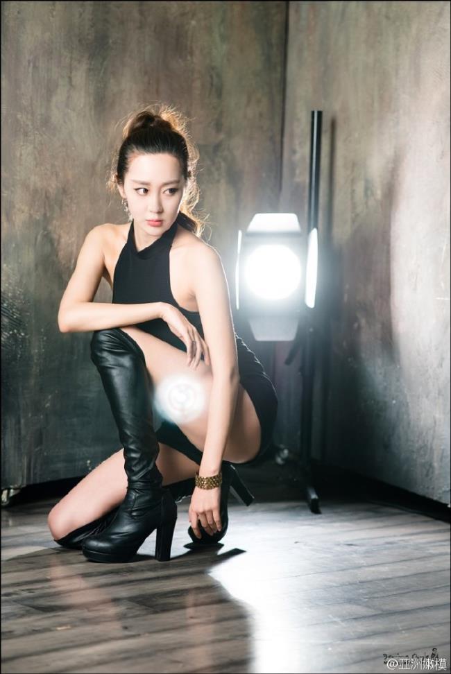 非主流个性大胆美女热情狂野写真照(点击浏览下一张趣图)