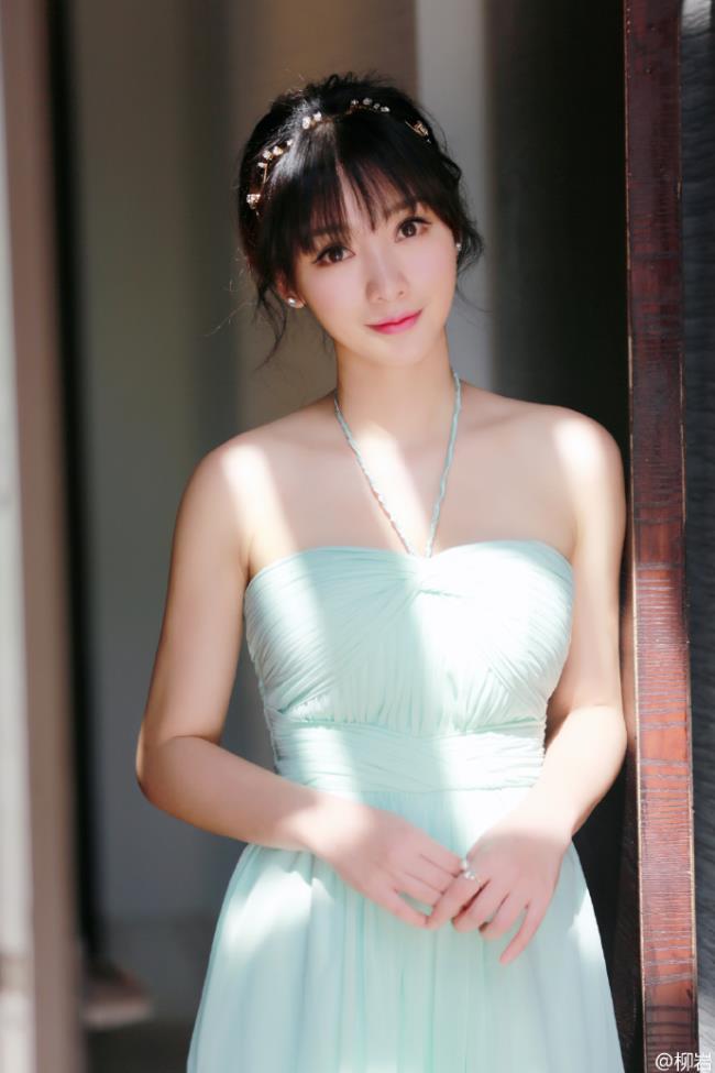 包贝尔包文婧婚礼伴娘柳岩性感图片(2)(点击浏览下一张趣图)