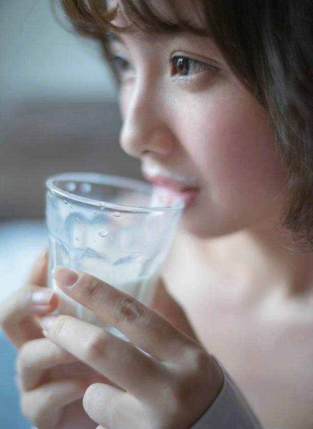 清纯短发性感女孩文艺写真图片(4)(点击浏览下一张趣图)