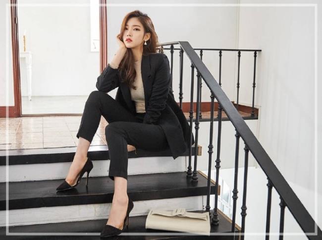 黑色西装透视装性感美女OL制服写真(点击浏览下一张趣图)