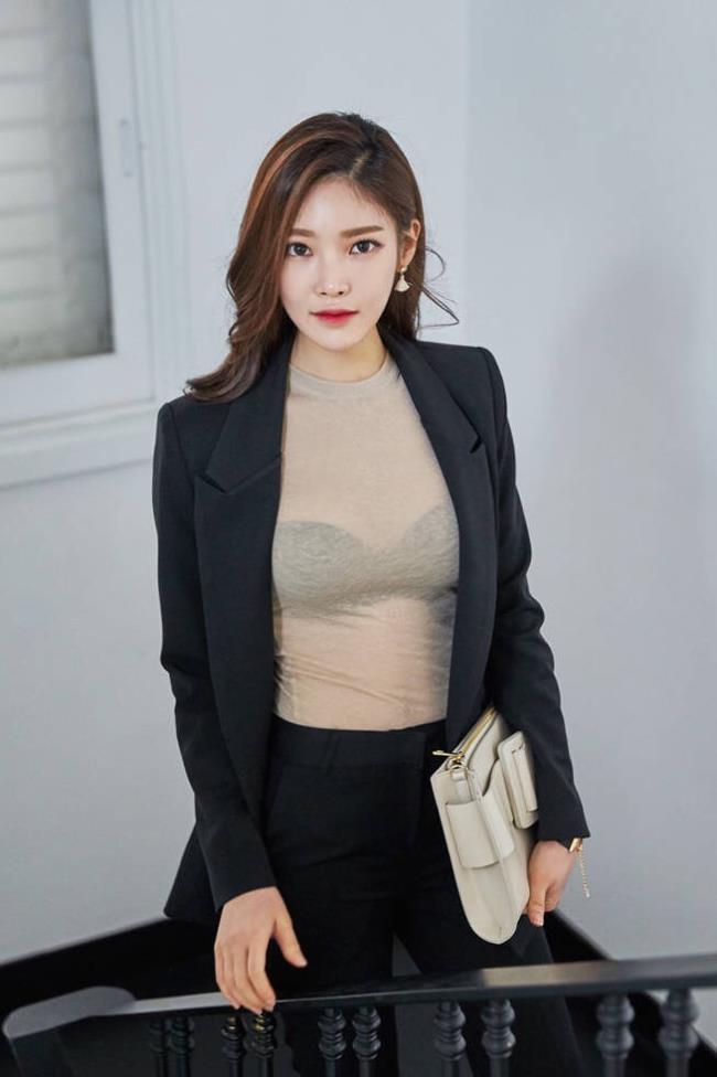 黑色西装透视装性感美女OL制服写真(3)(点击浏览下一张趣图)