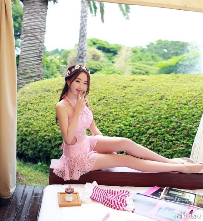 粉色镂空比基尼性感美女旅拍写真(3)(点击浏览下一张趣图)