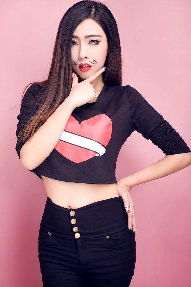非主流性感红唇美女大胆诱惑高清写真(点击浏览下一张趣图)