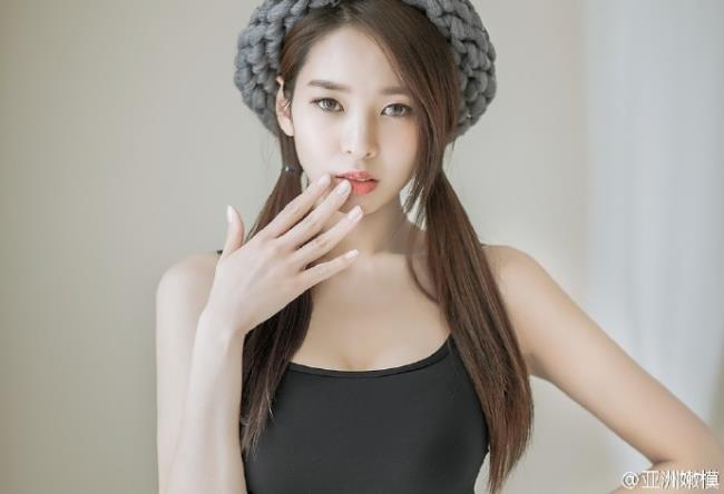 黑色吊带背心性感美女诱惑私房写真(6)(点击浏览下一张趣图)