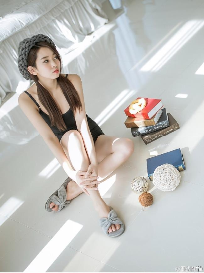 黑色吊带背心性感美女诱惑私房写真(8)(点击浏览下一张趣图)