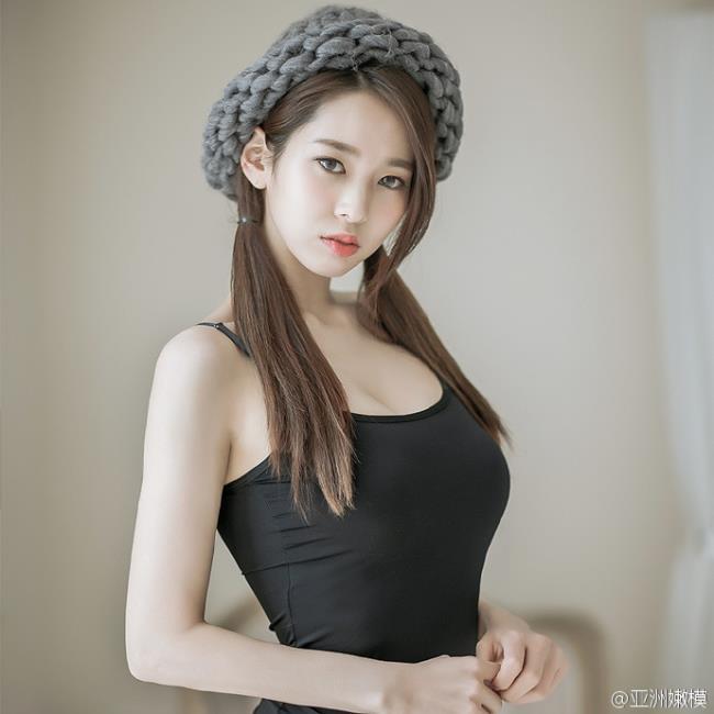 黑色吊带背心性感美女诱惑私房写真(9)(点击浏览下一张趣图)