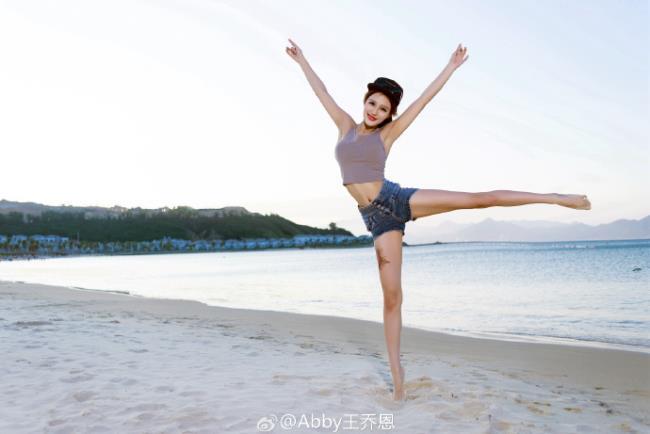 98年少女Abby王乔恩牛仔热裤大尺度写真(3)(点击浏览下一张趣图)