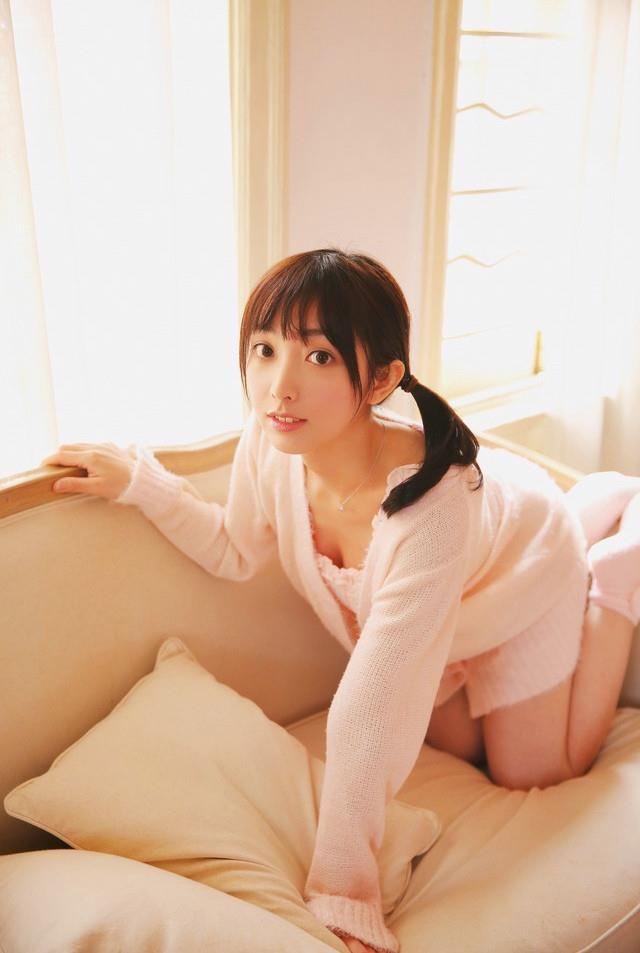 粉色毛衣清纯粉嫩美女的私房写真(3)(点击浏览下一张趣图)