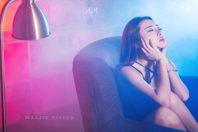 炫彩灯光下的极品性感熟女大尺度写真(2)(点击浏览下一张趣图)