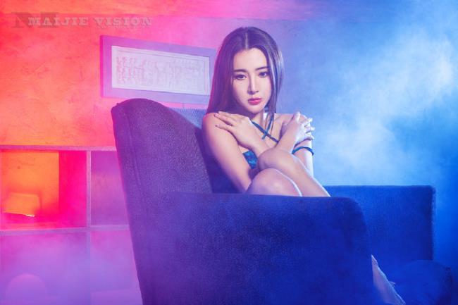 炫彩灯光下的极品性感熟女大尺度写真(4)(点击浏览下一张趣图)