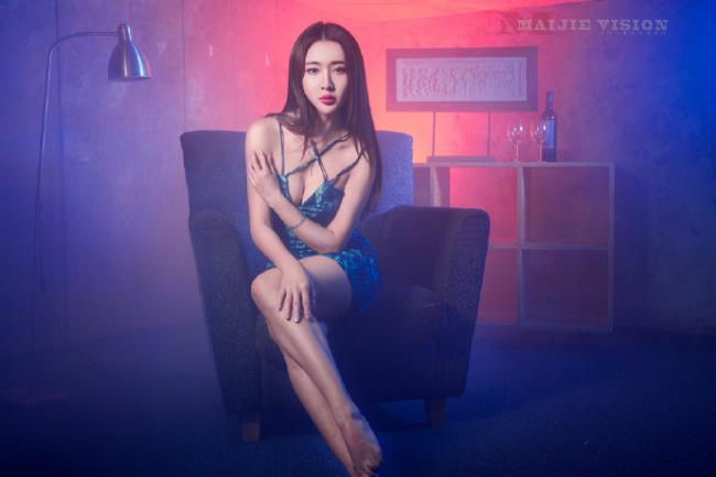 炫彩灯光下的极品性感熟女大尺度写真(8)(点击浏览下一张趣图)