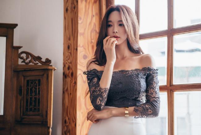 蕾丝美女高跟鞋美腿诱惑写真图片(5)(点击浏览下一张趣图)