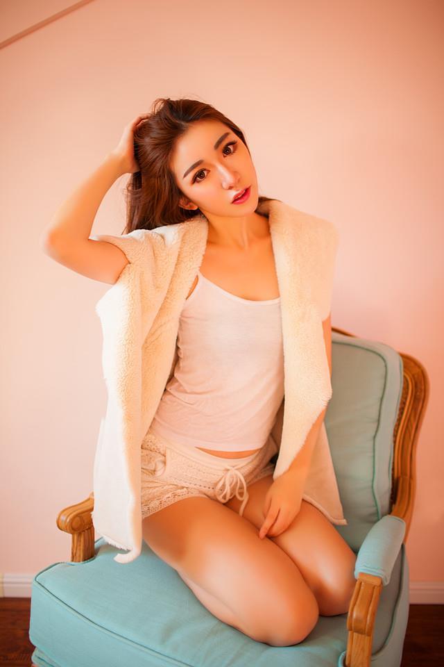 性感白嫩女神闺房私密写真(点击浏览下一张趣图)