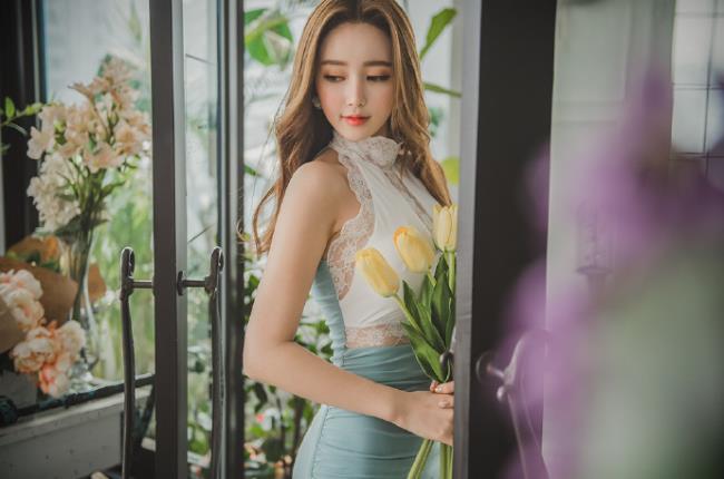 鲜花店里的气质OL美女诱惑写真图片(点击浏览下一张趣图)