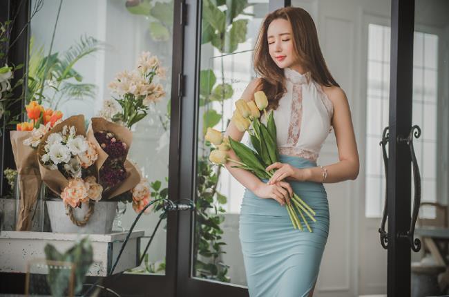 鲜花店里的气质OL美女诱惑写真图片(2)(点击浏览下一张趣图)