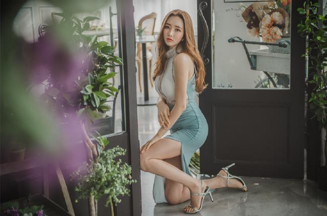 鲜花店里的气质OL美女诱惑写真图片(3)(点击浏览下一张趣图)