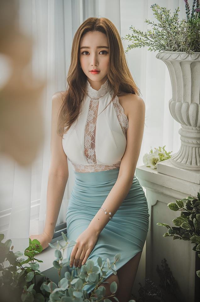 鲜花店里的气质OL美女诱惑写真图片(6)(点击浏览下一张趣图)
