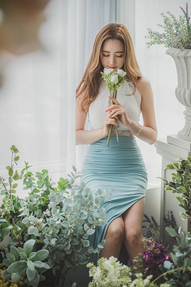 鲜花店里的气质OL美女诱惑写真图片(7)(点击浏览下一张趣图)