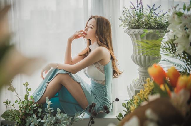 鲜花店里的气质OL美女诱惑写真图片(8)(点击浏览下一张趣图)