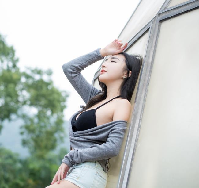 美女赵芸漂亮性感身材休闲牛仔短裤写真(6)(点击浏览下一张趣图)