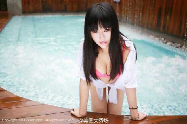 长腿巨乳美女泳池比基尼魅惑性感写真(4)(点击浏览下一张趣图)