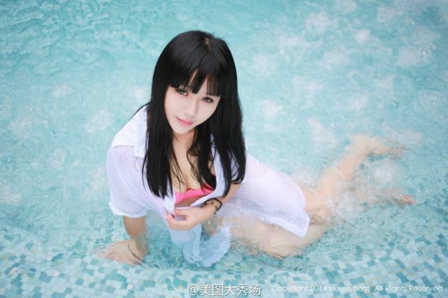长腿巨乳美女泳池比基尼魅惑性感写真(7)(点击浏览下一张趣图)