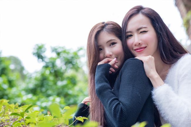 台大校园校花美女妍希和吴若亲密性感图片(点击浏览下一张趣图)