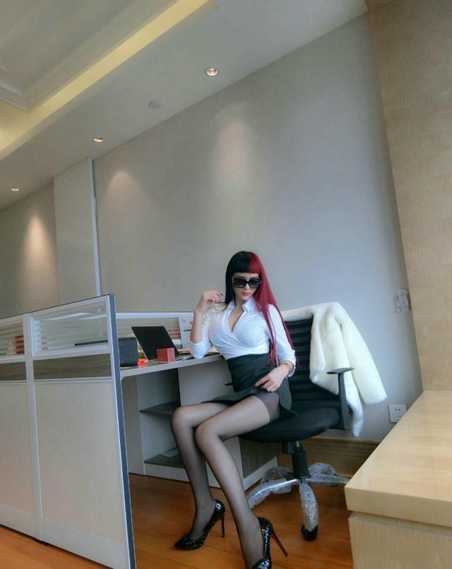 性感红发小秘苏夏黑丝情趣写真图片(2)(点击浏览下一张趣图)