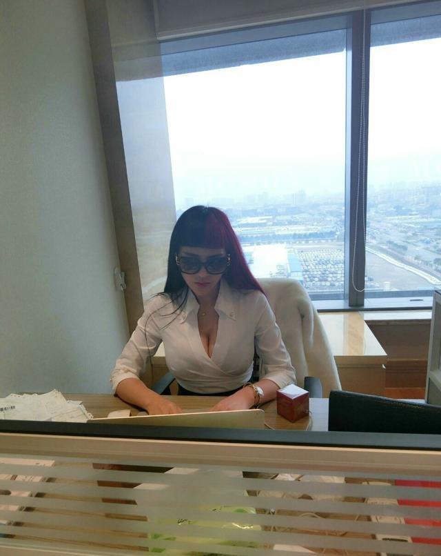 性感红发小秘苏夏黑丝情趣写真图片(3)(点击浏览下一张趣图)
