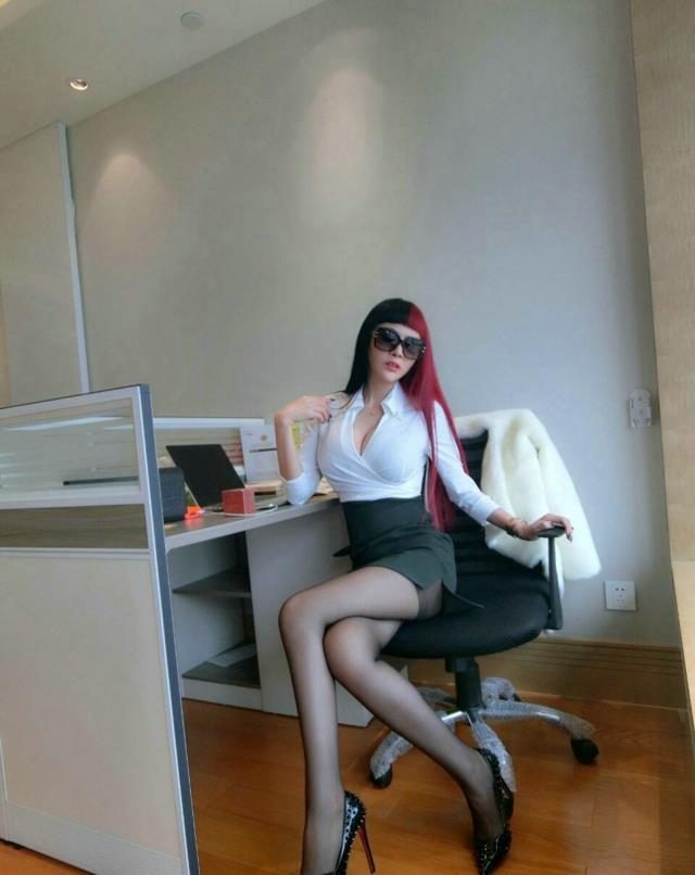 性感红发小秘苏夏黑丝情趣写真图片(8)(点击浏览下一张趣图)