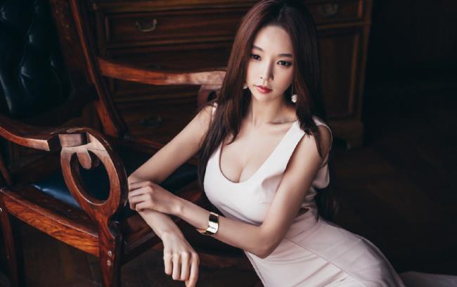 高贵典雅的气质型美女唯美复古写真(点击浏览下一张趣图)