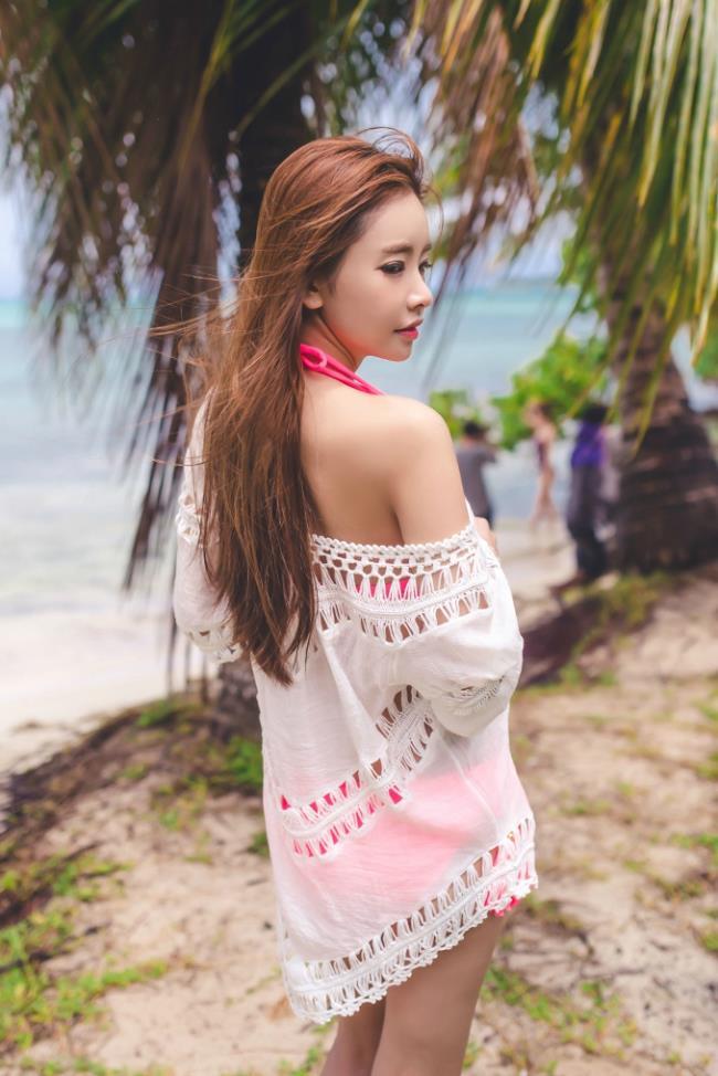 海岛度假的性感比基尼美女诱惑写真照(点击浏览下一张趣图)