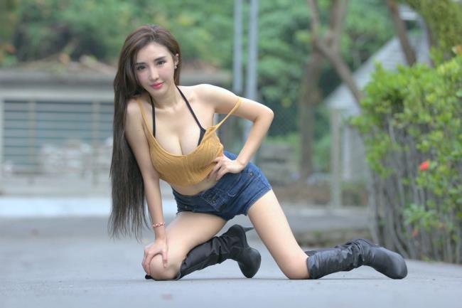 美女赵芸户外摄影写真性感图片(4)(点击浏览下一张趣图)