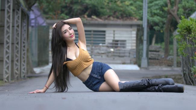 美女赵芸户外摄影写真性感图片(5)(点击浏览下一张趣图)