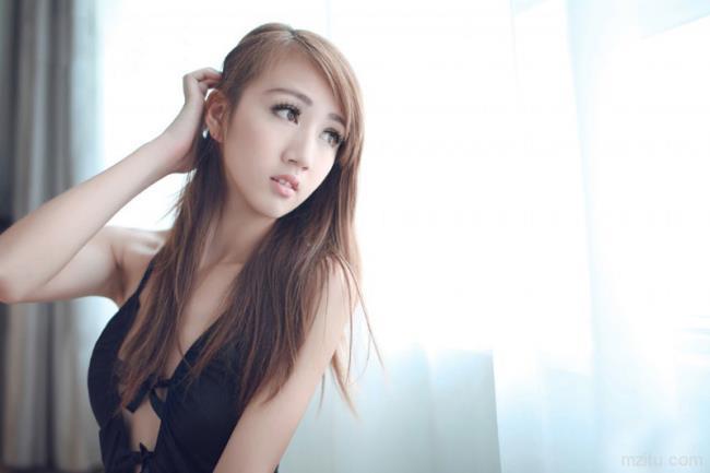 极品美女性感裸背人体私房性感美女图片(点击浏览下一张趣图)
