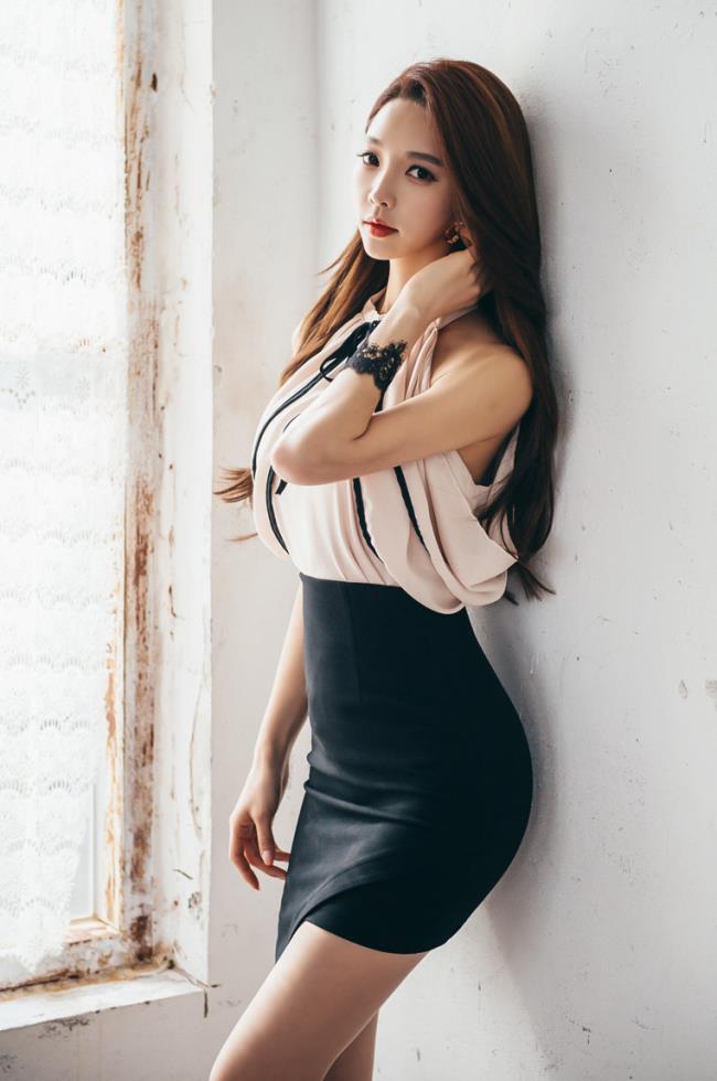 气质女神短裙下美腿性感写真图片(4)(点击浏览下一张趣图)