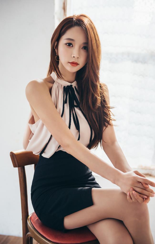 气质女神短裙下美腿性感写真图片(5)(点击浏览下一张趣图)