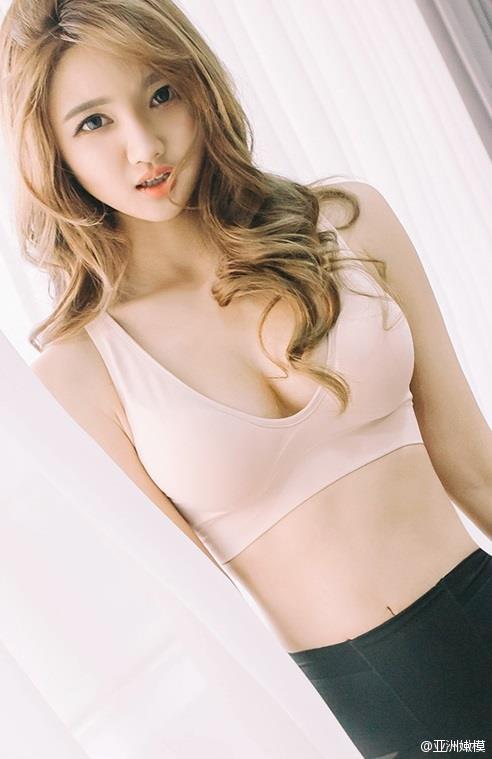 运动背心性感美女火辣身材诱惑写真(9)(点击浏览下一张趣图)