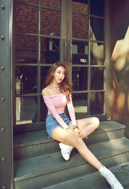 时尚性感美女长腿热裤诱惑街拍写真照(5)(点击浏览下一张趣图)