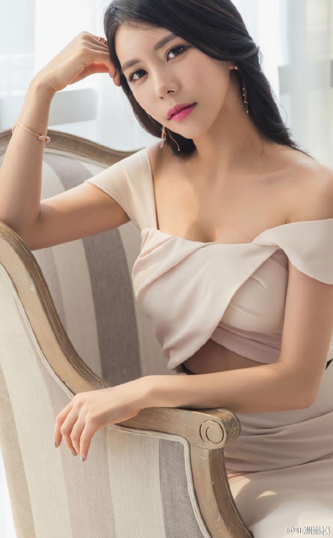 低胸抹胸裙香肩美女诱惑大胆私房照(7)(点击浏览下一张趣图)