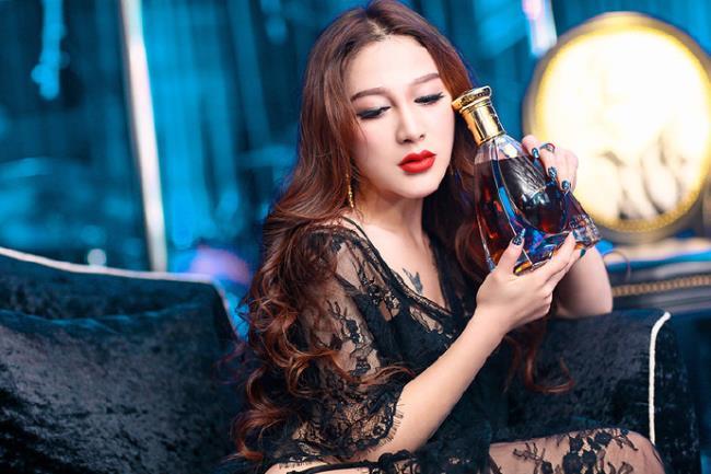 性感美女模特沈璐Lulu红与黑蕾丝写真(7)(点击浏览下一张趣图)