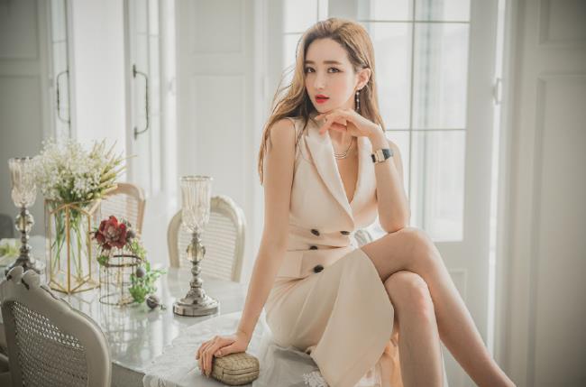 跷着二郎腿的气质OL性感美女写真照(4)(点击浏览下一张趣图)