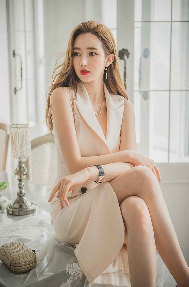 跷着二郎腿的气质OL性感美女写真照(7)(点击浏览下一张趣图)