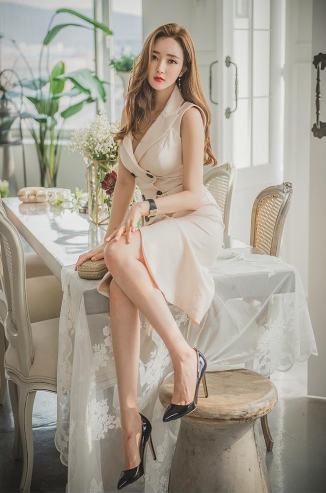 跷着二郎腿的气质OL性感美女写真照(8)(点击浏览下一张趣图)